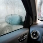 Feuchte Autoscheiben an einem herbstlichen regnerischen Tag